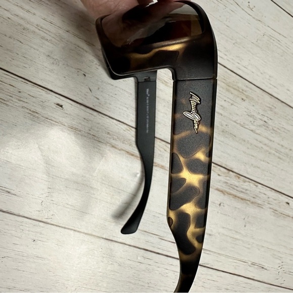 Maui Jim- Men’s Equator PolarizedPlus2® Wrap 64.5mm Sunglasses,Carmel - Picture 6 of 9